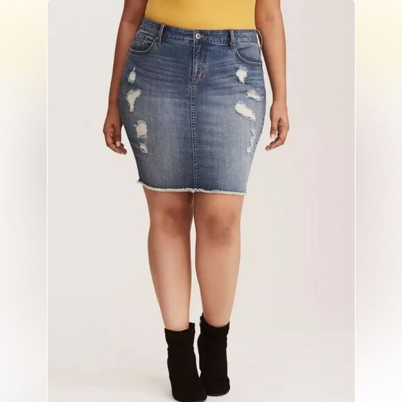 Torrid Women’s Denim Mini Skirt - Distressed Medium Wash Size 12 NWT